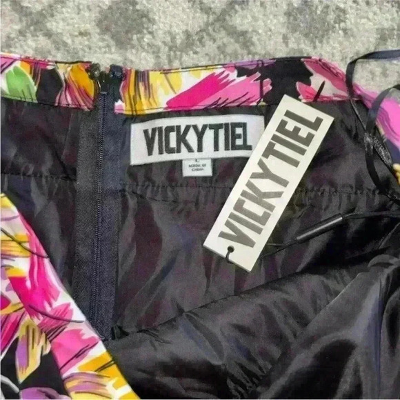 Vicky Tiel. NEW  Bright Floral Halter Fit & Flare Sundress.  Size Large - Picture 12 of 14